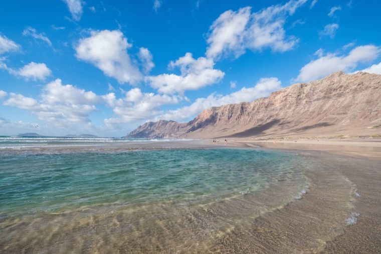 Playa de Famara en Lanzarote: Un Paraíso de Surf y Naturaleza