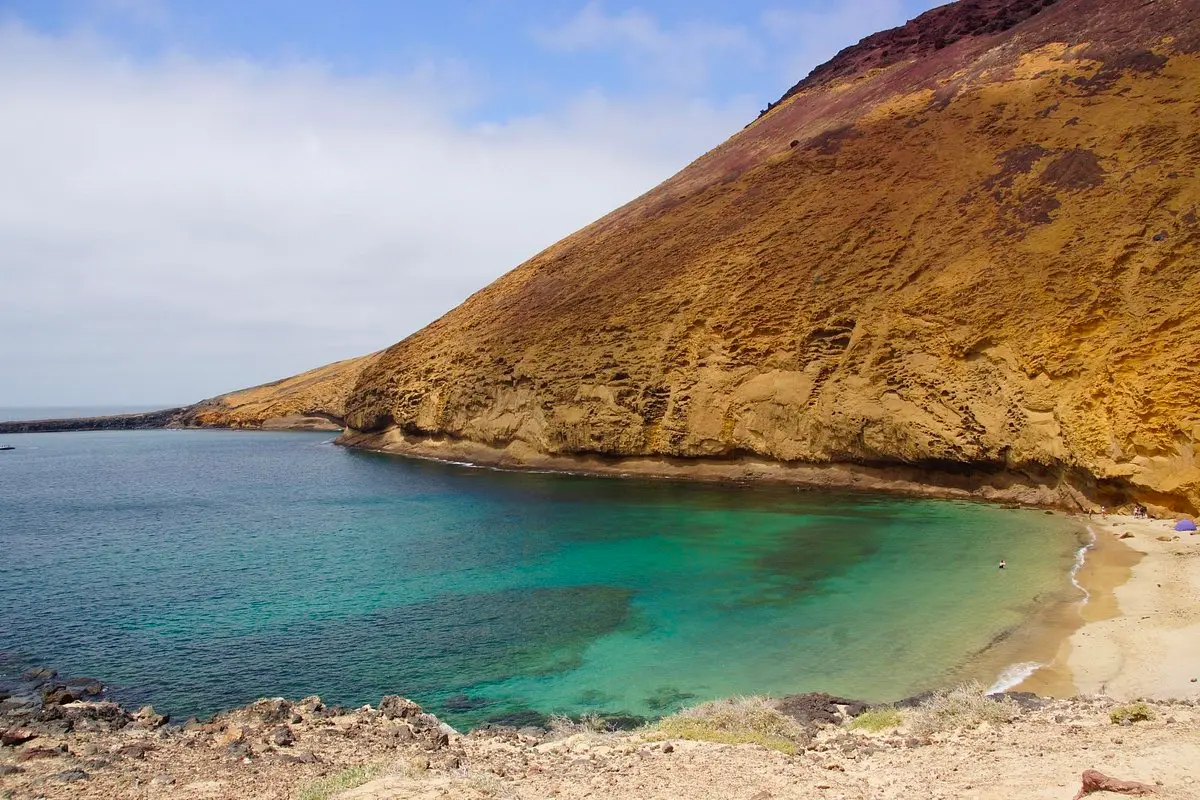 playa montaña amarilla